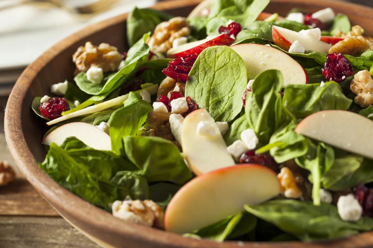Feldsalat mit Äpfeln und Walnüssen Gesunde Ernährung