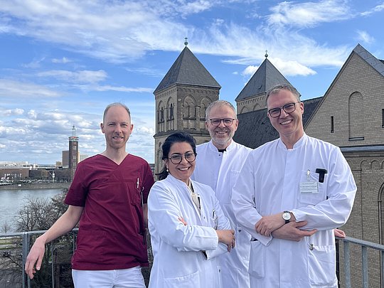 Teamwork: Dr. Jakob Schröder, Dr. Pantea Pape (MAR), Dr. Lothar Burghaus (HEI), Dr. Andreas Schlesinger (v. l. n. r.) sowie Dr. Maryam Balke (nicht im Bild) haben die Patientin interdisziplinär behandelt und den Fall gemeinsam veröffentlicht. 