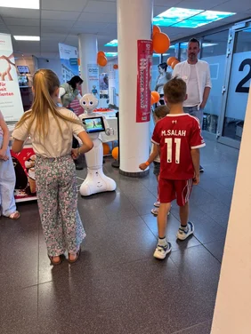 Roboter Pepper begrüßt die Gäste im Foyer Roboter Pepper begrüßt die Gäste im Foyer