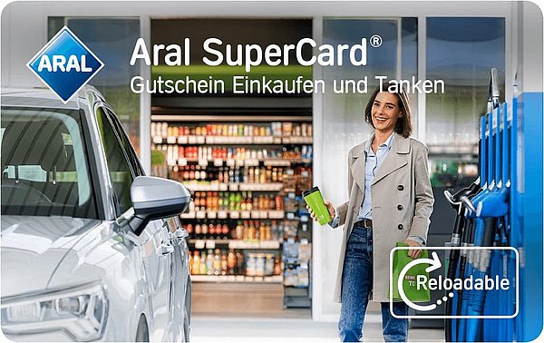 Aral SuperCard "Einkaufen & Tanken" mit junger Frau an Tankstelle