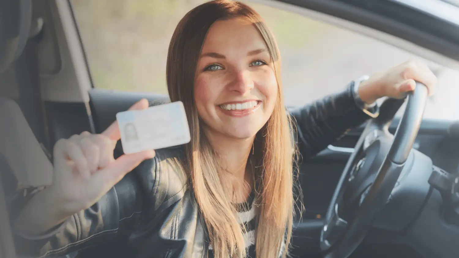 Junge Frau freut sich über bestandenen Führerschein 