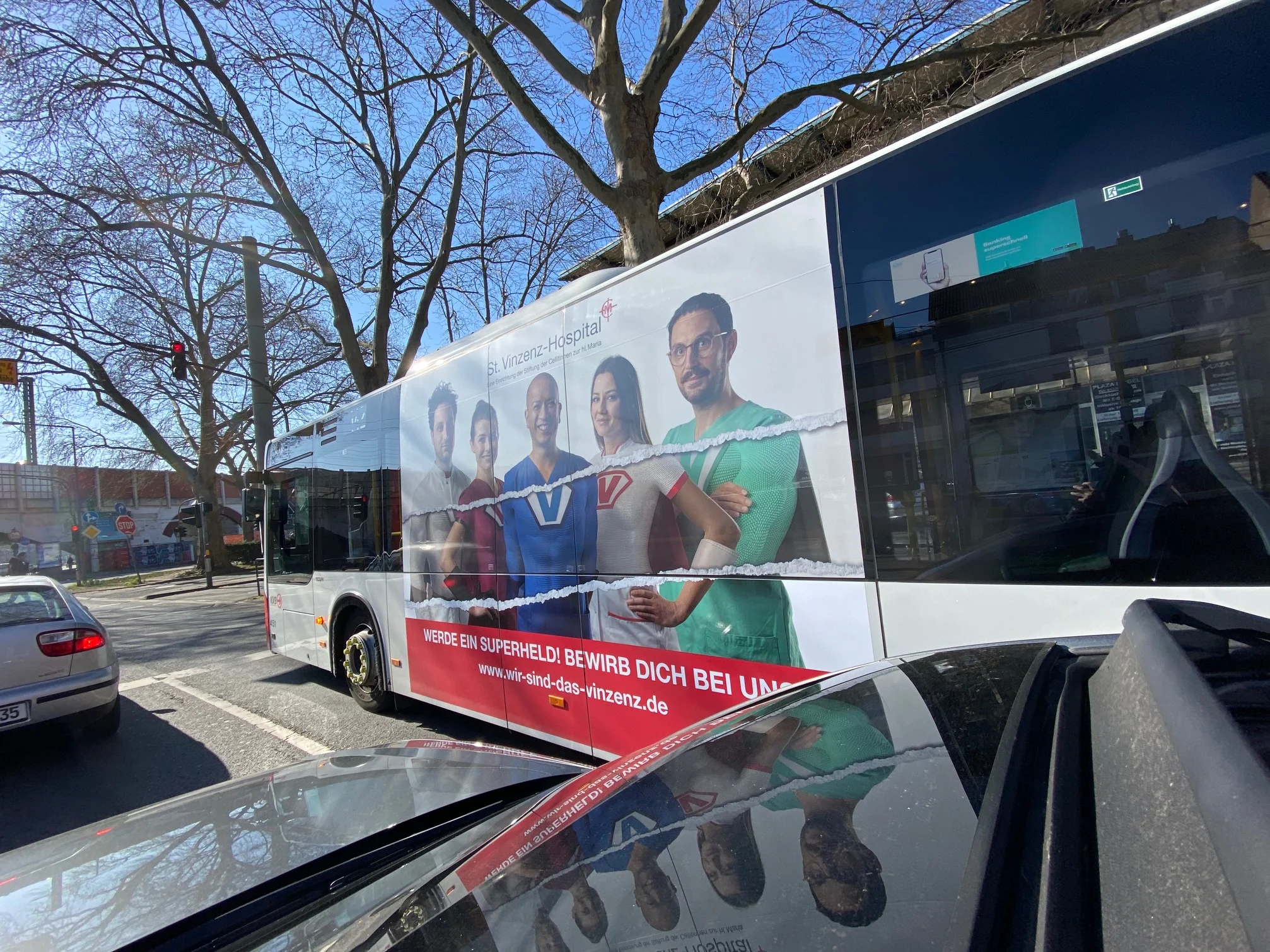 Superhelden-Bus auf der Straße