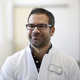 Oberarzt Oliver Delmé-Netteau, Facharzt für Innere Medizin und Pneumologie