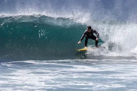 Surfmediziner Kniespezialist Dr. Schlierenkämper beim Surfen