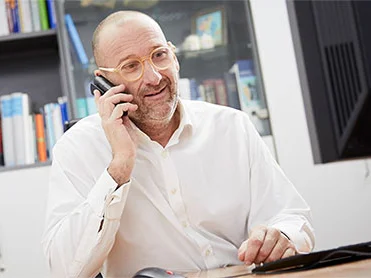 Chefarzt Dr. Klaus Schlüter-Brust am Telefon