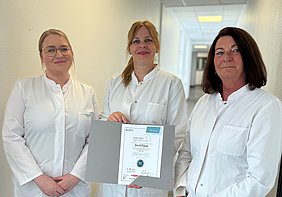 Das Team der Krankenhaushygiene mit dem aktuellen Zertifikat: Nicole Lübke, Beata Wrede und Beate Hübner (v. l. n. r.).