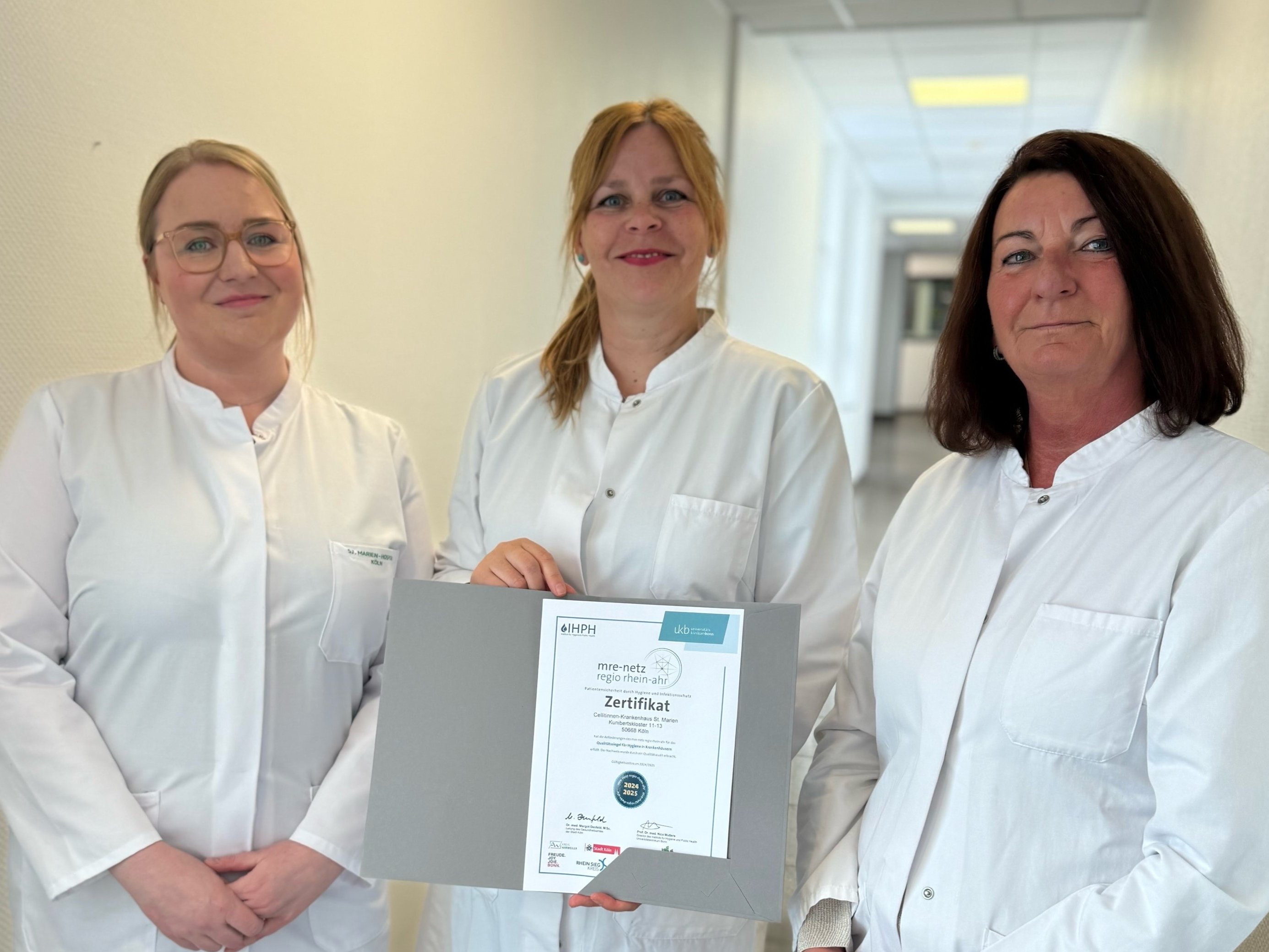 Das Team der Krankenhaushygiene mit dem aktuellen Zertifikat: Nicole Lübke, Beata Wrede und Beate Hübner (v. l. n. r.).