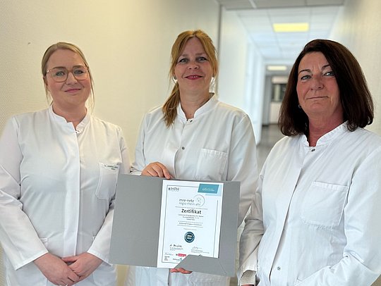 Das Team der Krankenhaushygiene mit dem aktuellen Zertifikat: Nicole Lübke, Beata Wrede und Beate Hübner (v. l. n. r.).