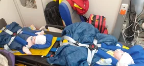 Diana und Sofia auf der improvisierten Trageeinrichtung im Rettungswagen