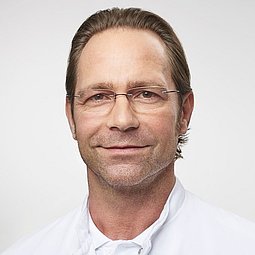 Leiter des Instituts Dr. Thorsten Riethmann, Facharzt für Neurochirurgie