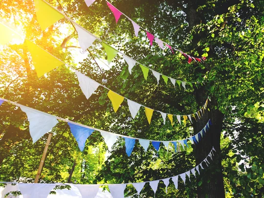 Bunte Wimpel im Garten