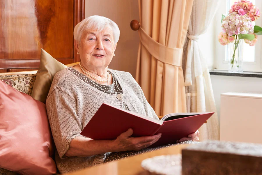 Seniorin_liesst_ein_Buch