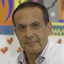 Oberarzt Dr. Athanasios Koulousakis, Facharzt für Neurochirurgie 