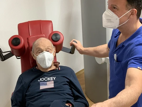 Geriatrische Tagesklinik St. Marien Hospital Köln Patient mit Therapeut