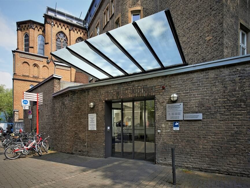 Eingang des Neurologischen Therapiecentrums Köln 