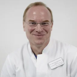 Oberarzt Dr. Frank Bleckmann, Facharzt für Innere Medizin, Kardiologie und Intensivmedizin, Zusatzqualifikation: Notfallmedizin und Hypertensiologie