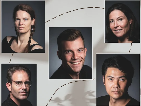 fünf Portraits von Männern und Frauen 