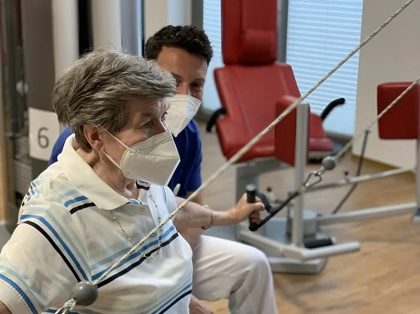 Geriatrische Tagesklinik St. Marien Hospital Köln Patientin trainiert mit Therapeut