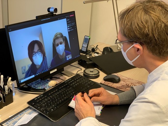 Videosprechstunde: Chefarzt Dr. Andreas Schlesinger im Videochat mit einer Beatmungs-WG
