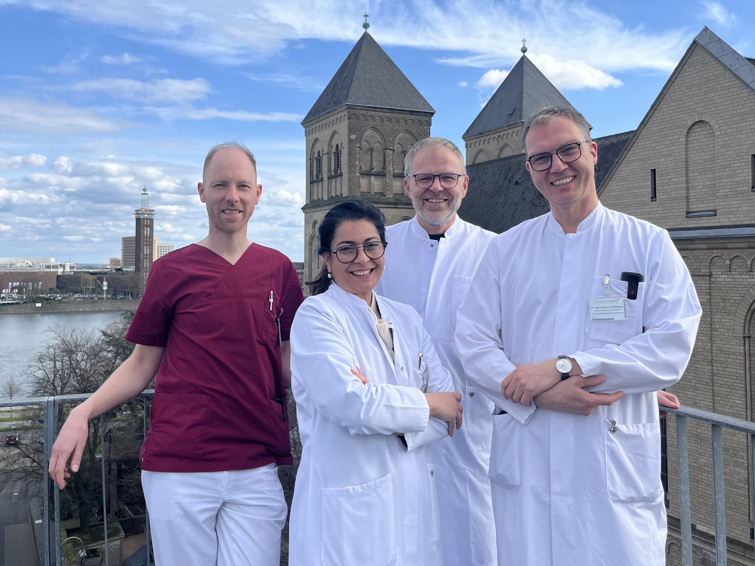 Teamwork: Dr. Jakob Schröder, Dr. Pantea Pape (MAR), Dr. Lothar Burghaus (HEI), Dr. Andreas Schlesinger (v. l. n. r.) sowie Dr. Maryam Balke (nicht im Bild) haben die Patientin interdisziplinär behandelt und den Fall gemeinsam veröffentlicht. 