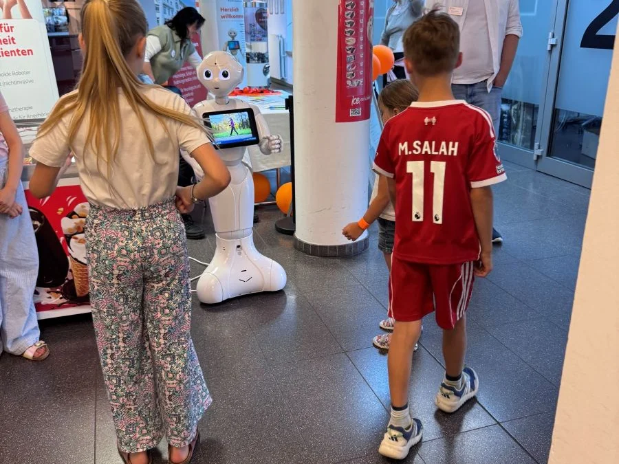 Pepper begrüßt die Besucher bei der Nacht der Technik