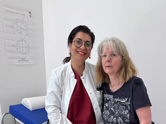 Dr. Pantea Pape mit Parkinson Patientin 