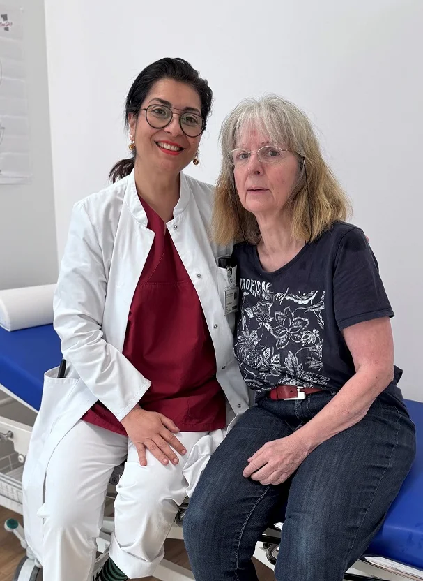Dr. Pantea Pape mit einer Patientin 