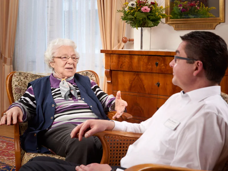 Seniorin_redet_mit_Betreuer