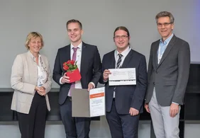 Prof. Dr. med. Gabriela Riemekasten, Preisträger Dr. med. Thomas Schneidereit, Robert Kolbe, Prof. Dr. med. Torsten Witte (v.l.n.r.)