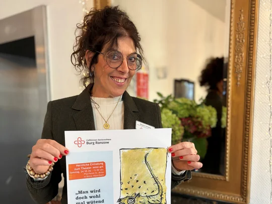 Frau hält Plakat in die Kamera