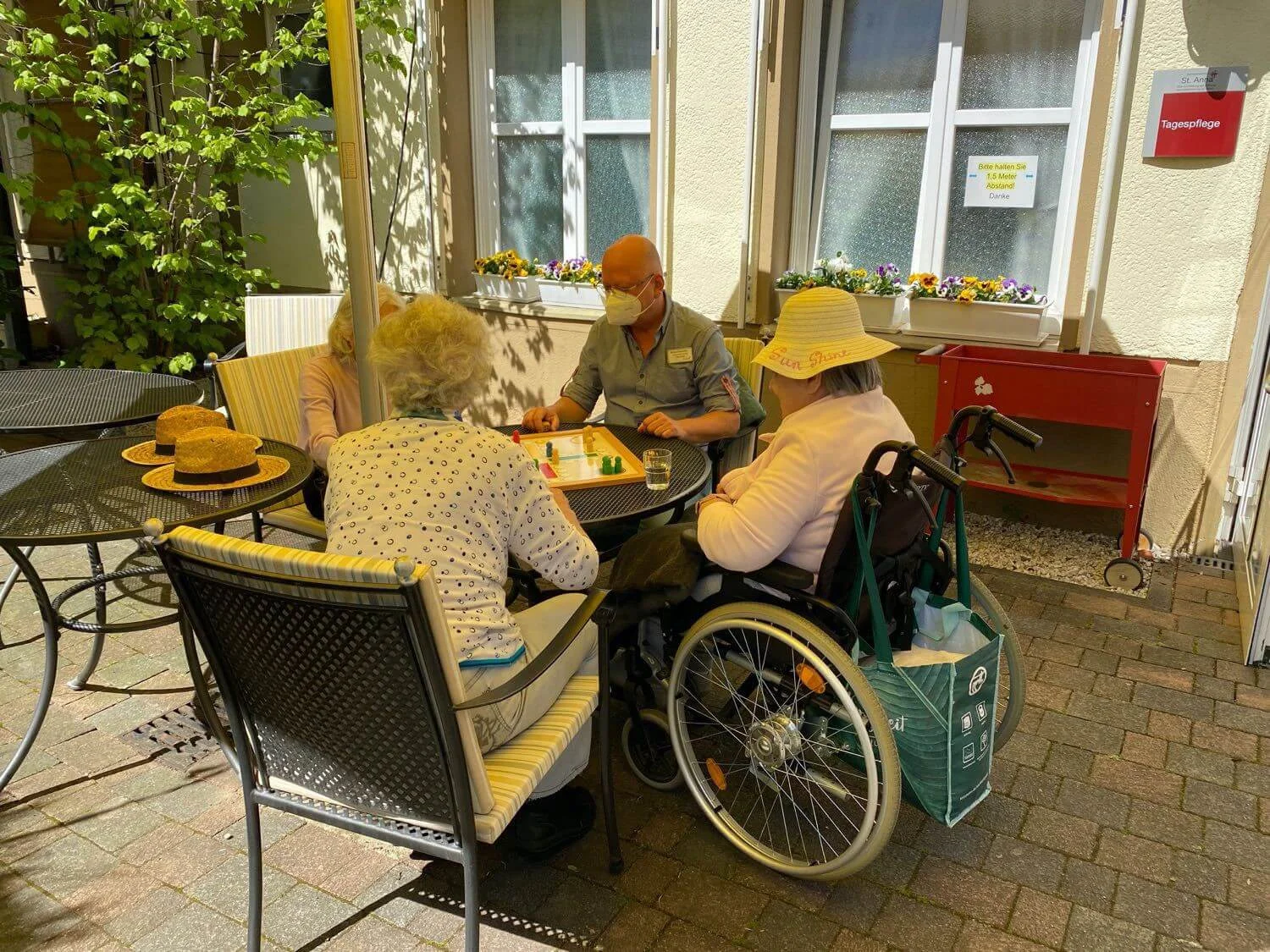 Senoren_spielen_zusammen