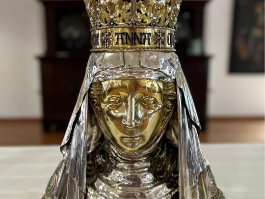 Foto einer Frauenstatue aus Silber und Gold