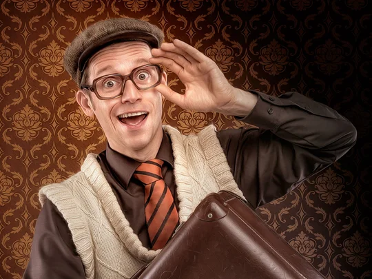 Künstler Schmitz-Backes mit großer Brille Schieberhut und Pullunder