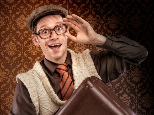 Künstler Schmitz-Backes mit großer Brille Schieberhut und Pullunder