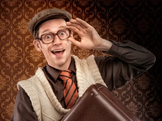 Künstler Schmitz-Backes mit großer Brille Schieberhut und Pullunder