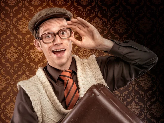 Künstler Schmitz-Backes mit großer Brille Schieberhut und Pullunder