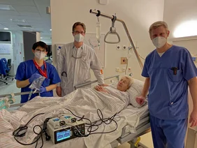 Prof. Dr. Jan-Malte Sinning und Team mit Patientin