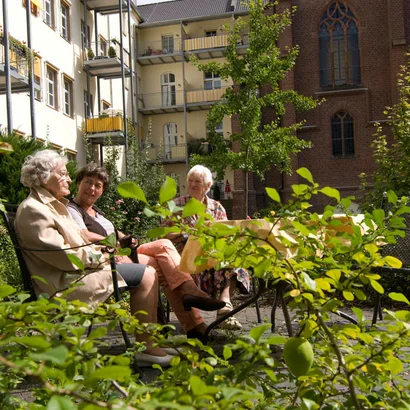 Senorinnen_im_Garten