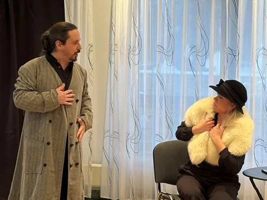 zwei Schauspieler auf der Bühne