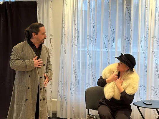 zwei Schauspieler auf der Bühne