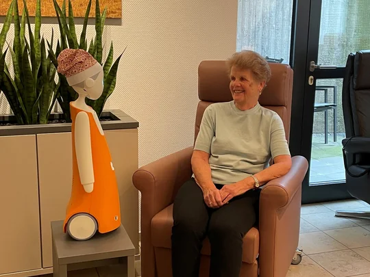Seniorin mit Sozialroboter