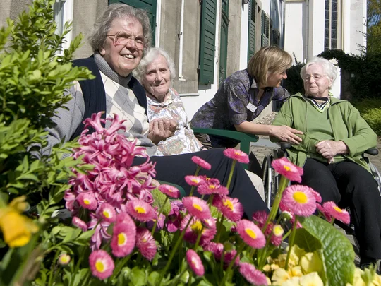 Bewohnerinnen im Klostergarten St. Adelheidis-Stift