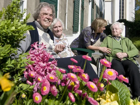 Bewohnerinnen im Klostergarten St. Adelheidis-Stift