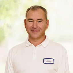 Porträt eines Arztes in weißem Langarmshirt