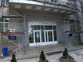 Eingang der Kinderklinik in Lwiw
