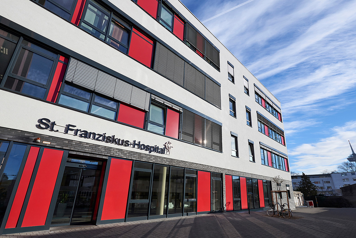 Der Haupteingang das St. Franziskus-Hospital in Köln