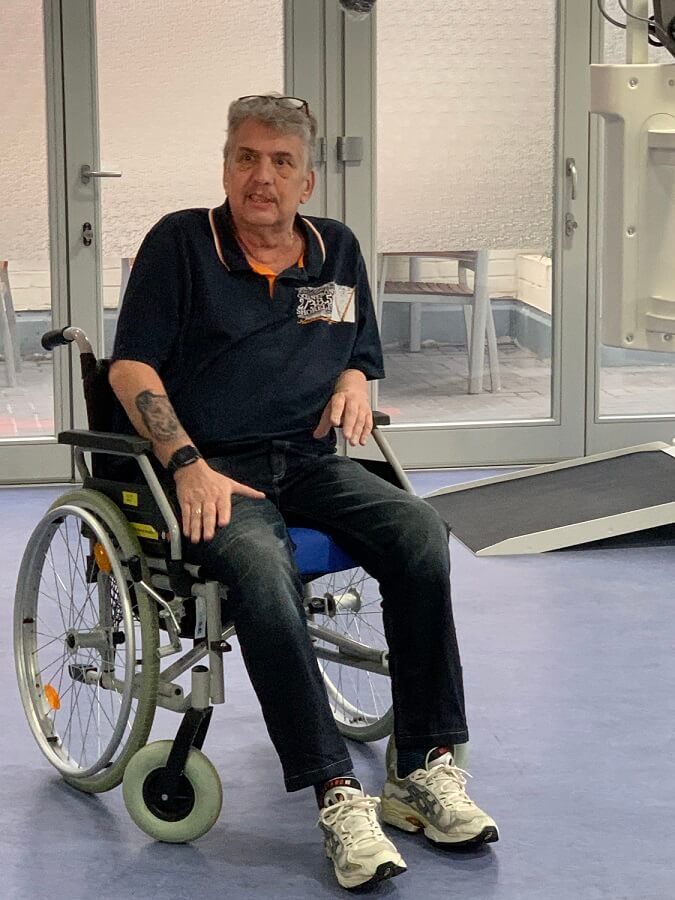 Patient im Rollstuhl im Therapieraum des St. Marien-Hospital Köln Udo Menzel