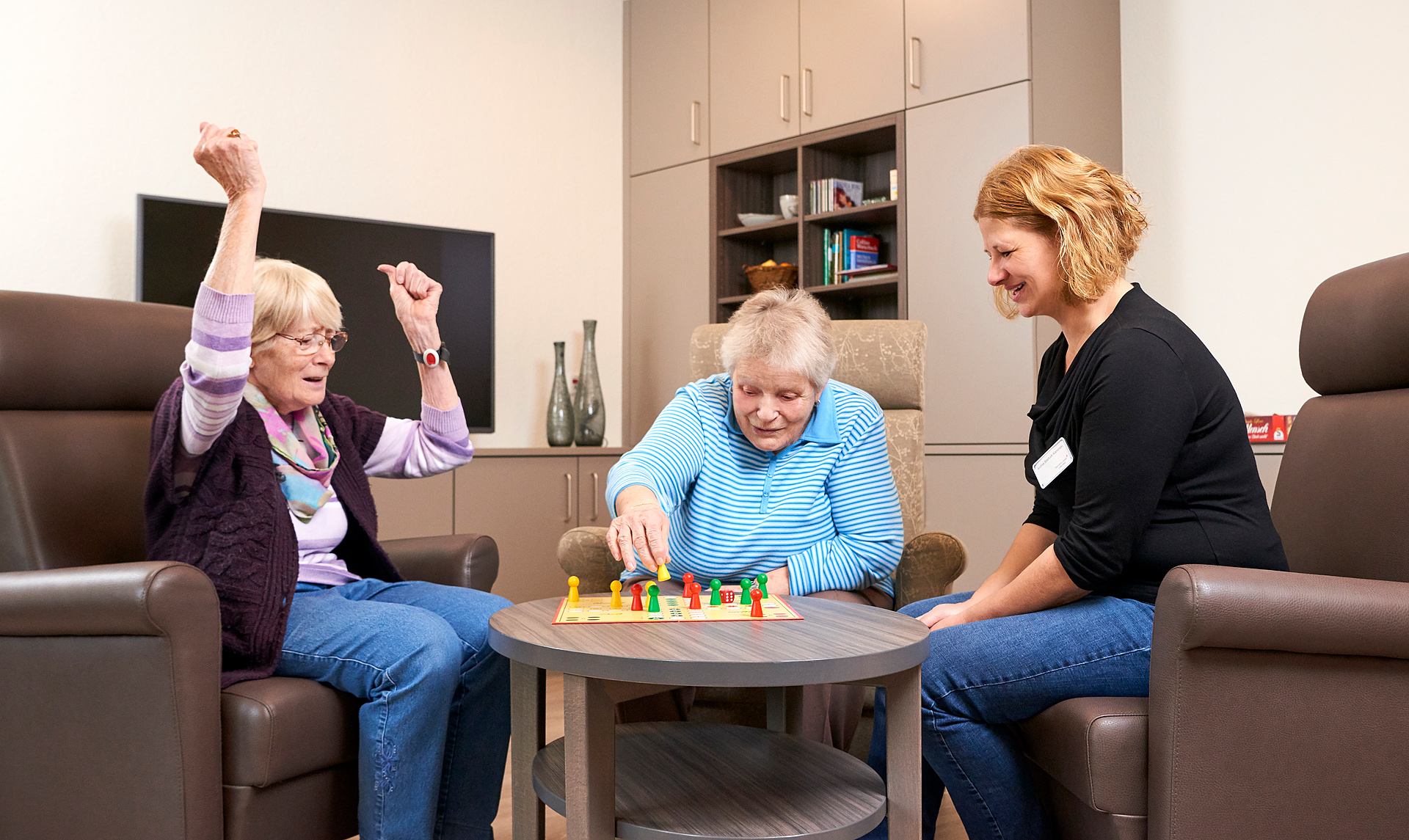 Seniorinnen spielen ein Brettspiel