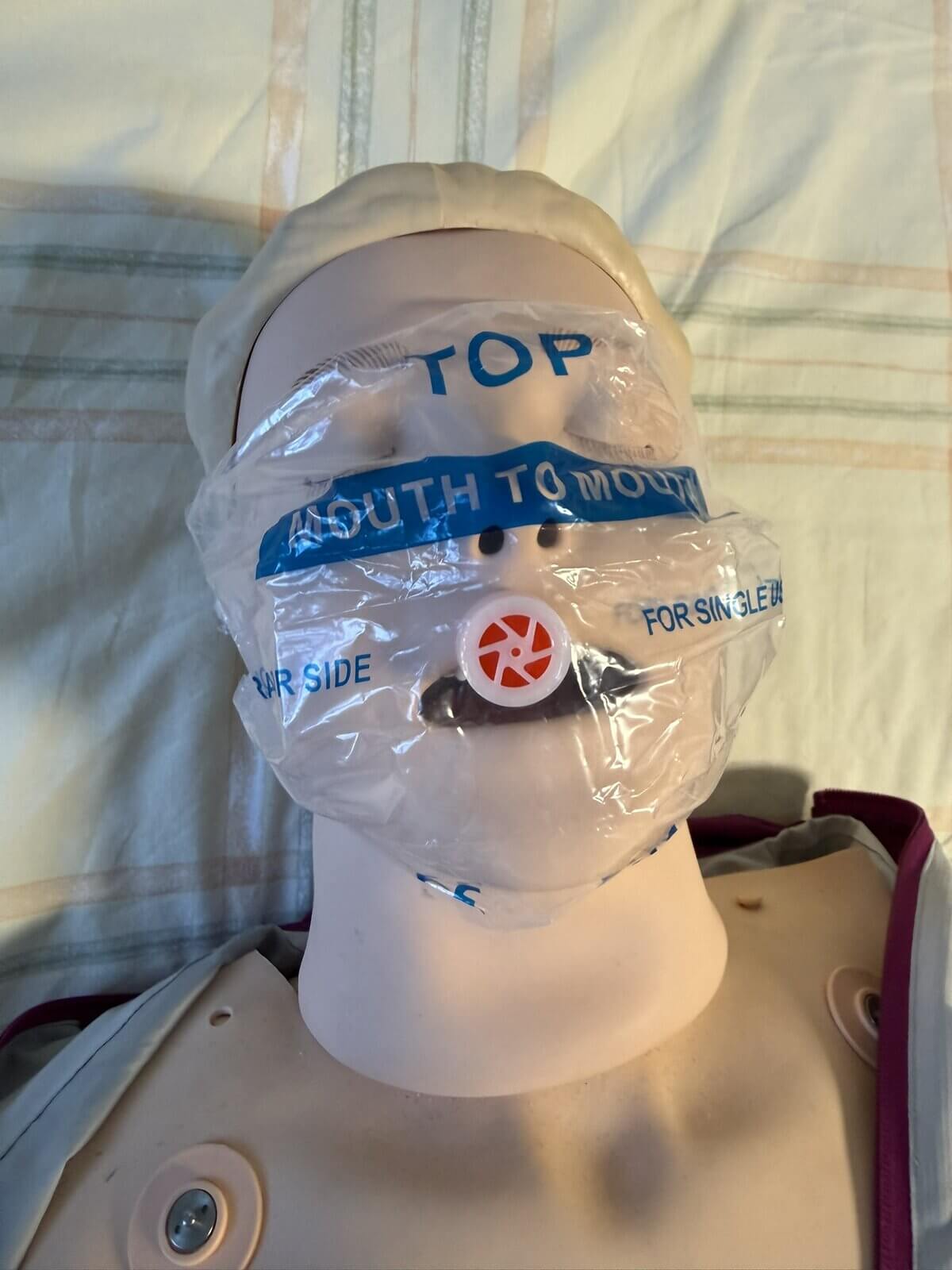 Beatmungstuch mit Reanimationspuppe 1