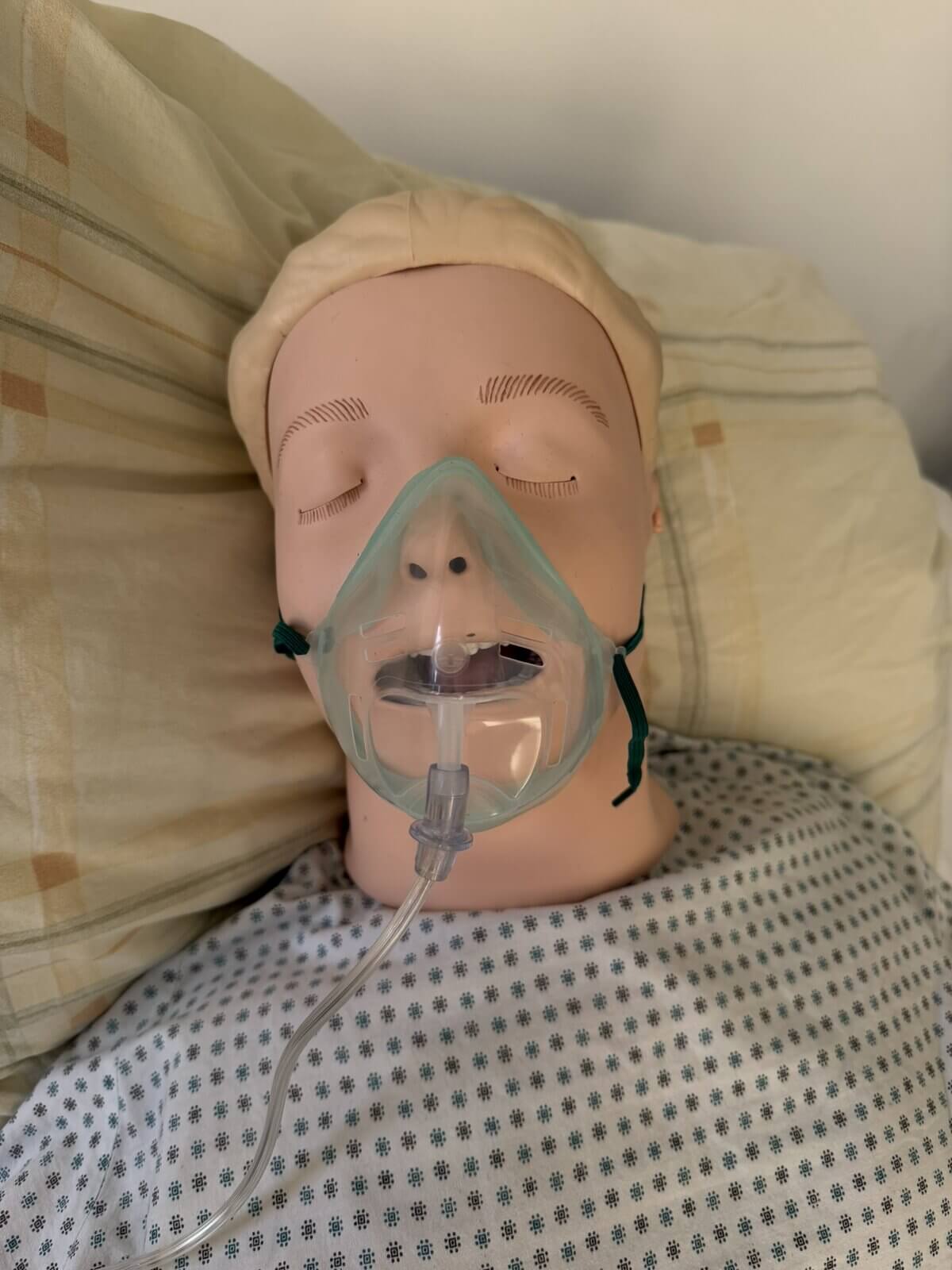 Sauerstoffgabe über Sauerstoffmaske (Frontalansicht)